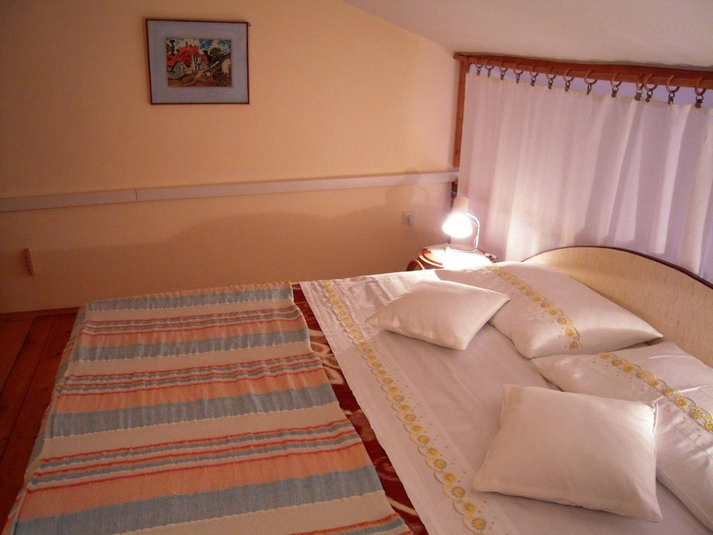 Apartments Ljuba I Mare Malinska Esterno foto