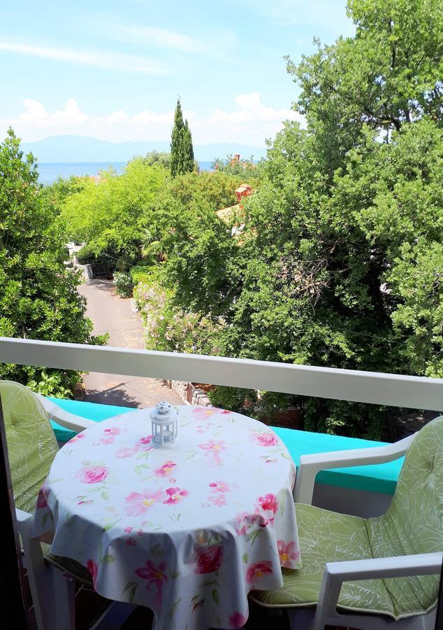 Apartments Ljuba I Mare Malinska Esterno foto