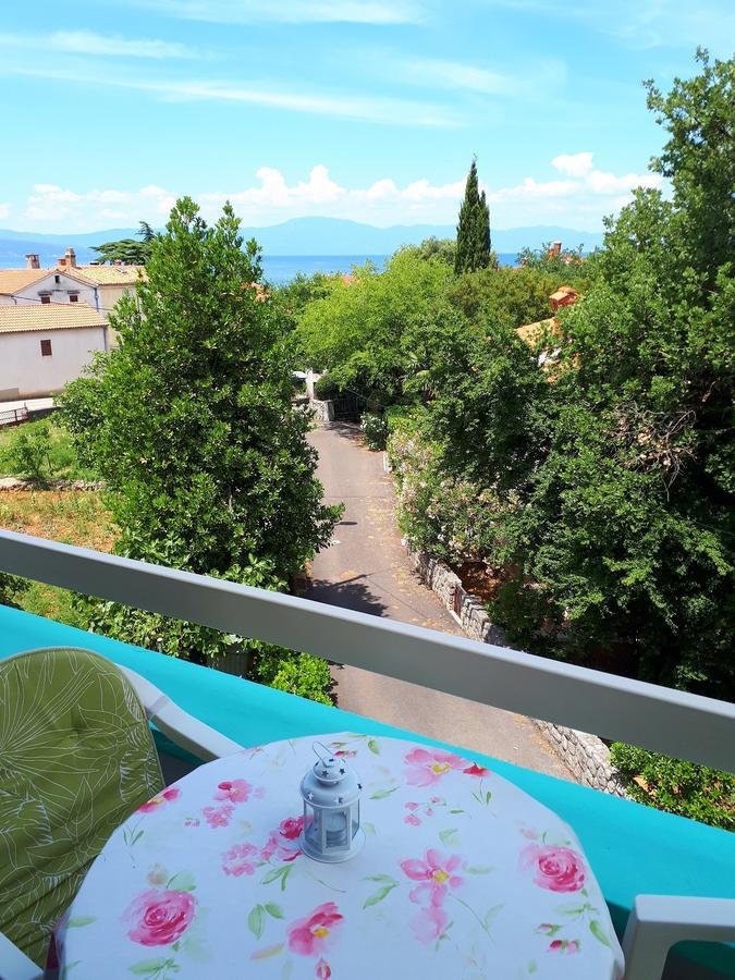 Apartments Ljuba I Mare Malinska Esterno foto