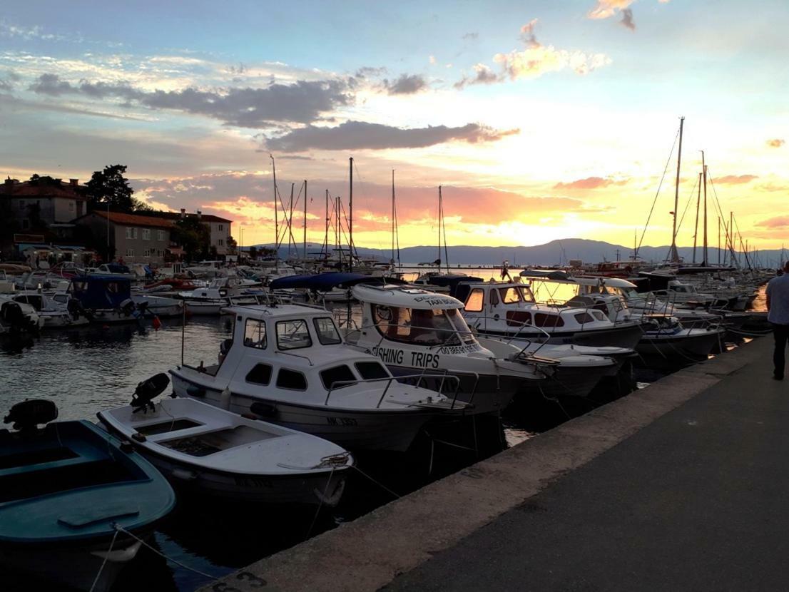 Apartments Ljuba I Mare Malinska Esterno foto